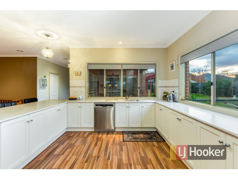 33 Henry Lawson Drive, Pakenham VIC 3810