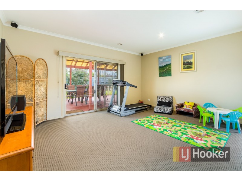 33 Henry Lawson Drive, Pakenham VIC 3810