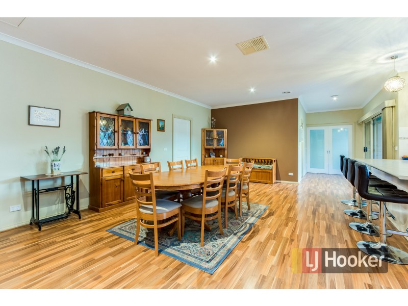 33 Henry Lawson Drive, Pakenham VIC 3810