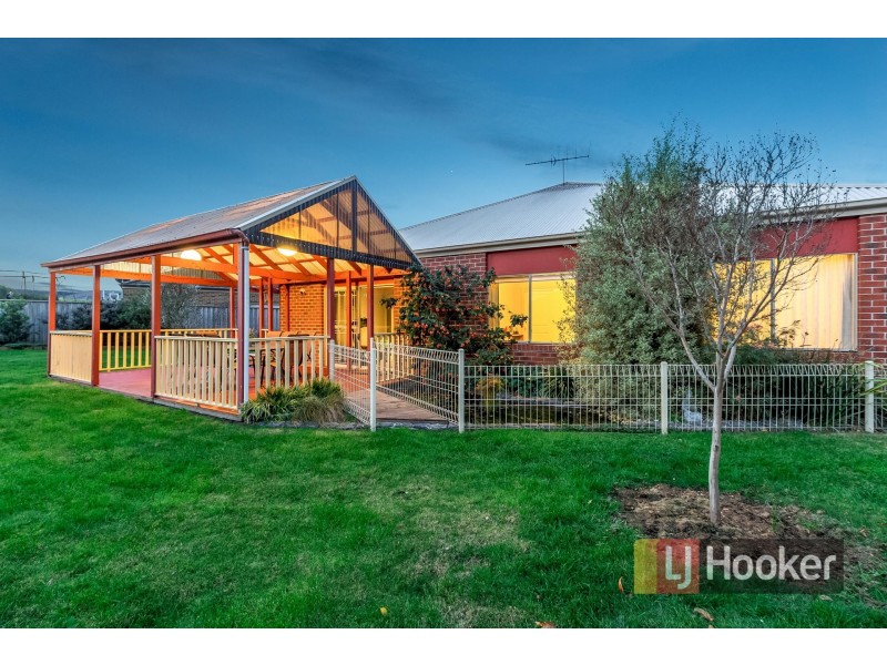 33 Henry Lawson Drive, Pakenham VIC 3810