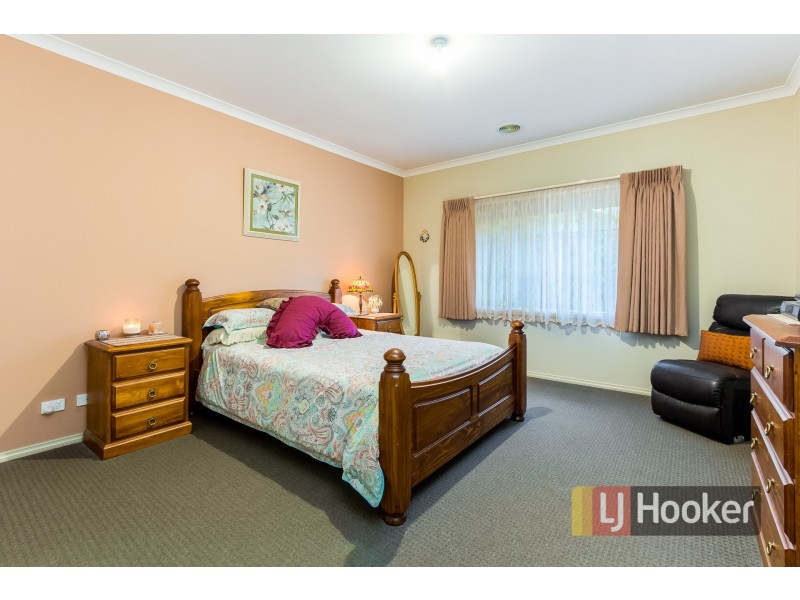 33 Henry Lawson Drive, Pakenham VIC 3810