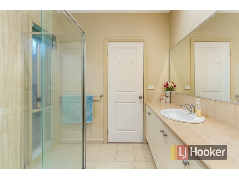 33 Henry Lawson Drive, Pakenham VIC 3810