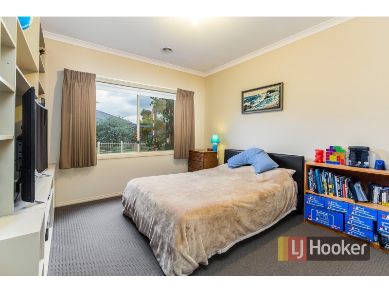 33 Henry Lawson Drive, Pakenham VIC 3810