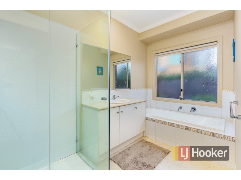 33 Henry Lawson Drive, Pakenham VIC 3810