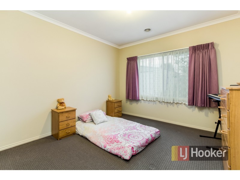 33 Henry Lawson Drive, Pakenham VIC 3810