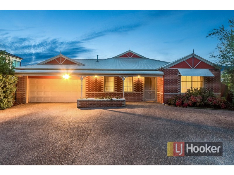 33 Henry Lawson Drive, Pakenham VIC 3810