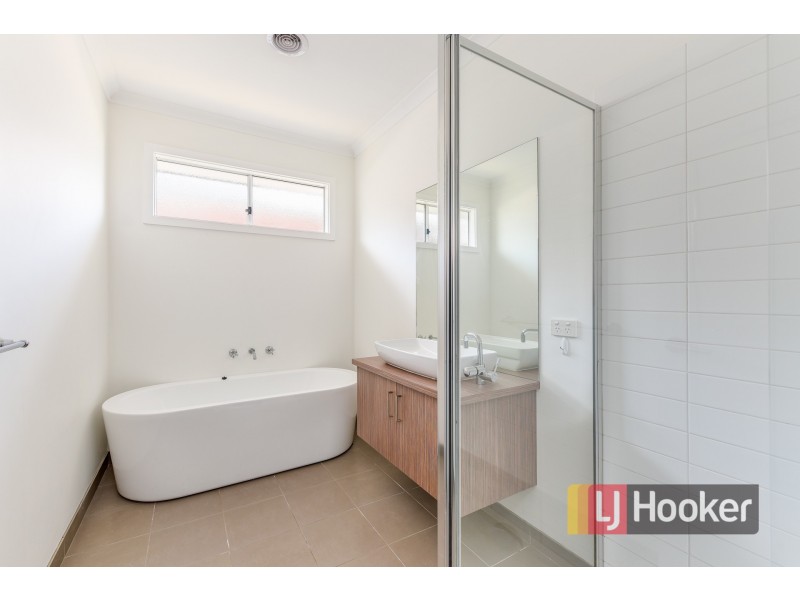 27 Landy Circuit, Pakenham VIC 3810