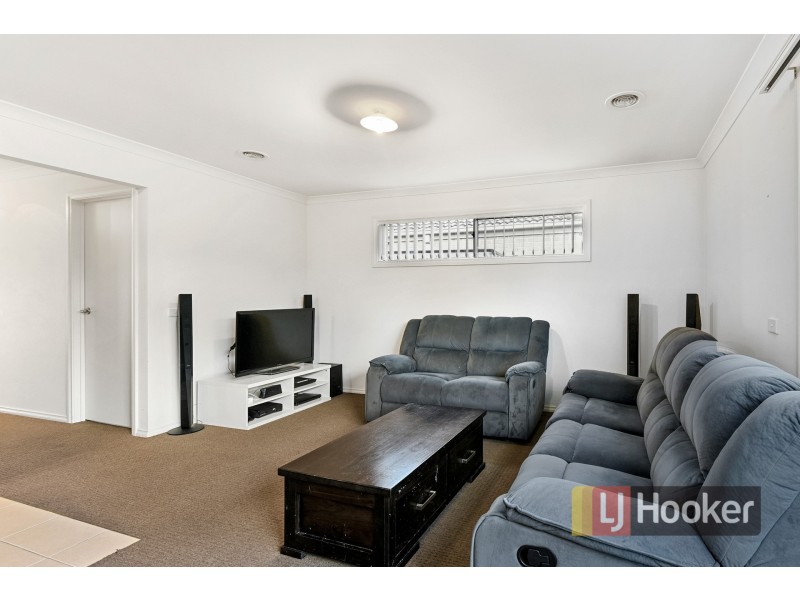 8/30 Sir Thomas Drive, Pakenham VIC 3810