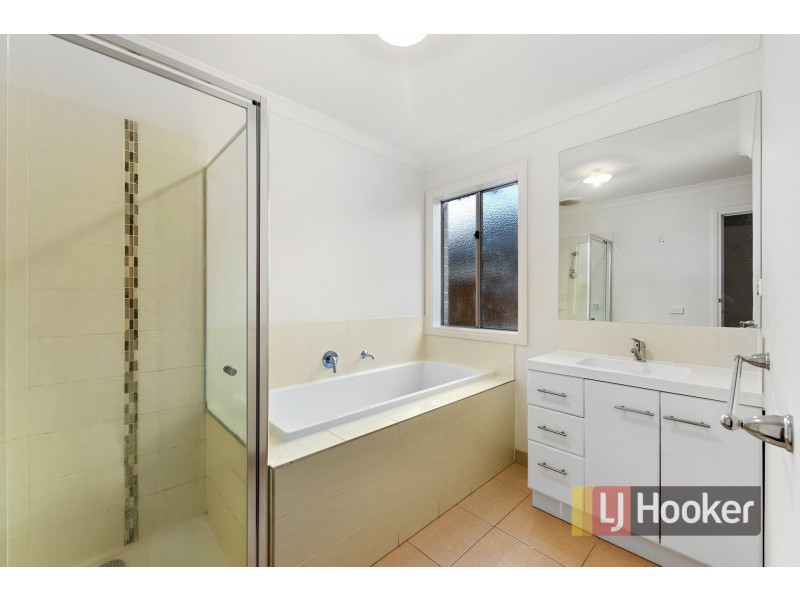 8/30 Sir Thomas Drive, Pakenham VIC 3810