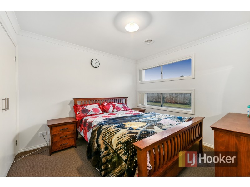 8/30 Sir Thomas Drive, Pakenham VIC 3810