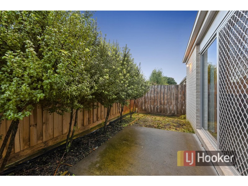 8/30 Sir Thomas Drive, Pakenham VIC 3810