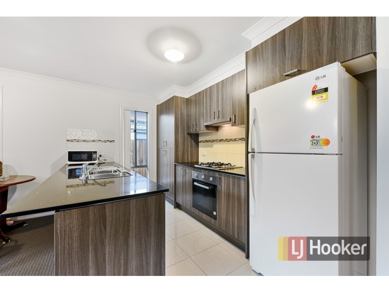 8/30 Sir Thomas Drive, Pakenham VIC 3810