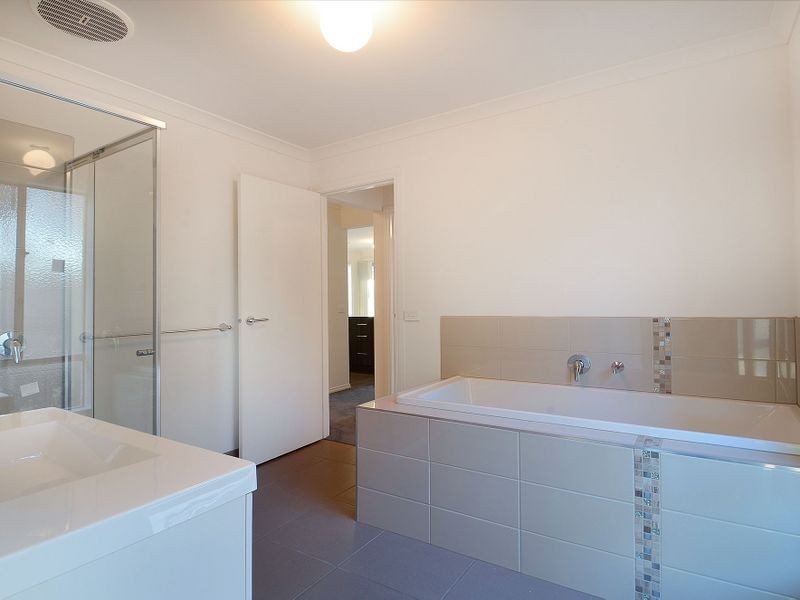 11/34 Sir Thomas Drive, Pakenham VIC 3810