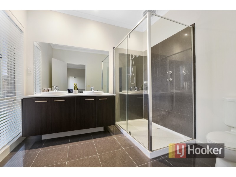 6 Sandpiper Close, Pakenham VIC 3810