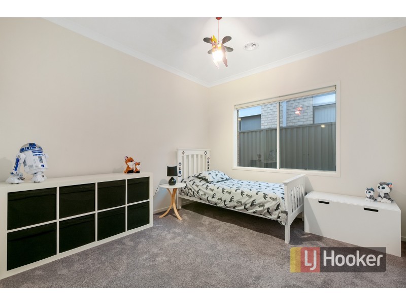 6 Sandpiper Close, Pakenham VIC 3810