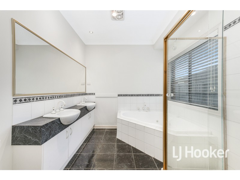 11 Settlers Court, Pakenham VIC 3810