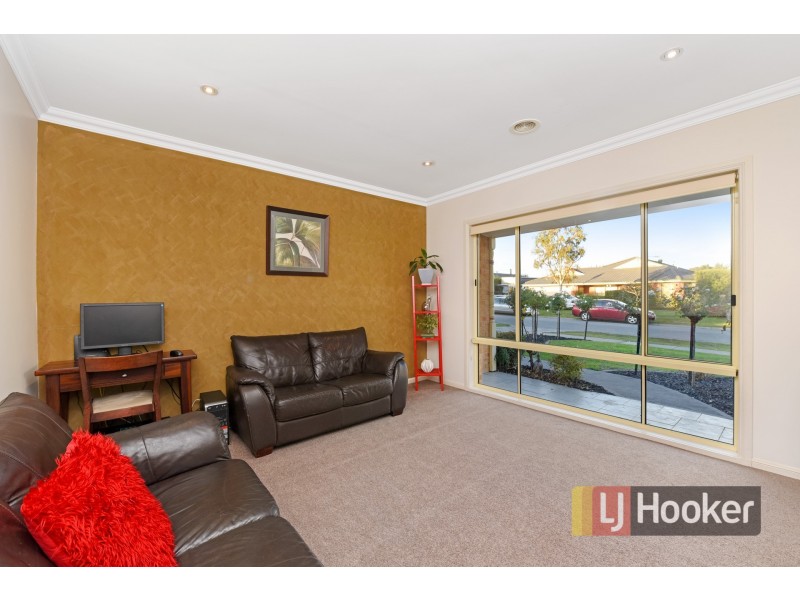 8 Tasman Way, Pakenham VIC 3810