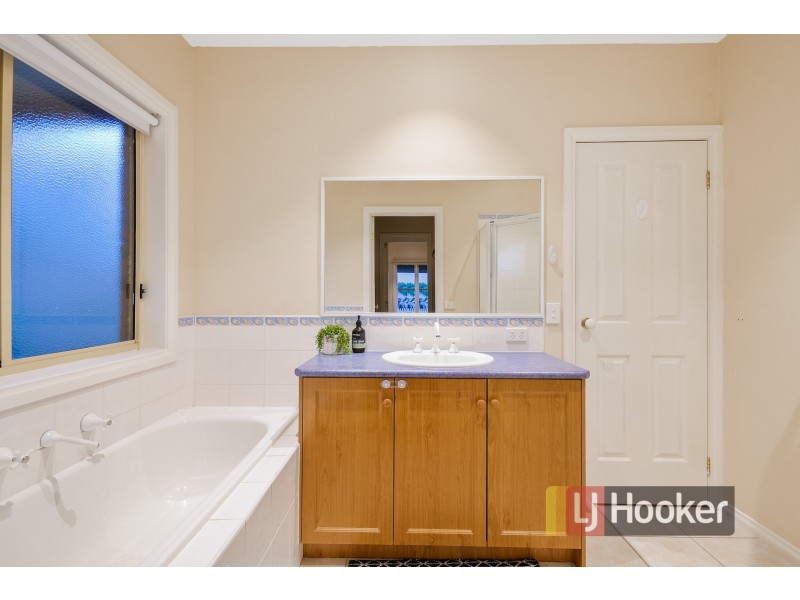 15 Catherine Place, Pakenham VIC 3810