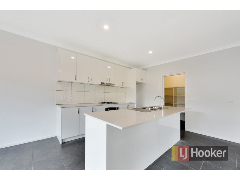 2/5 Henry Street, Pakenham VIC 3810