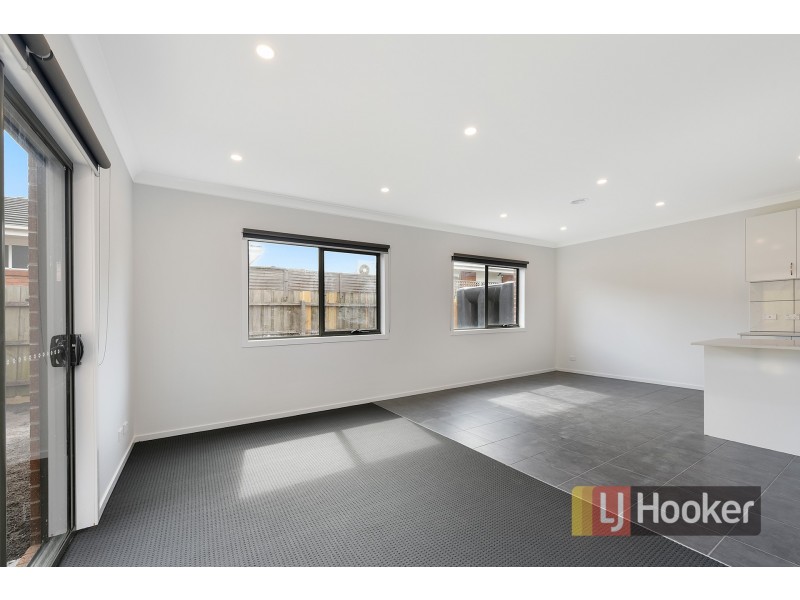 2/5 Henry Street, Pakenham VIC 3810