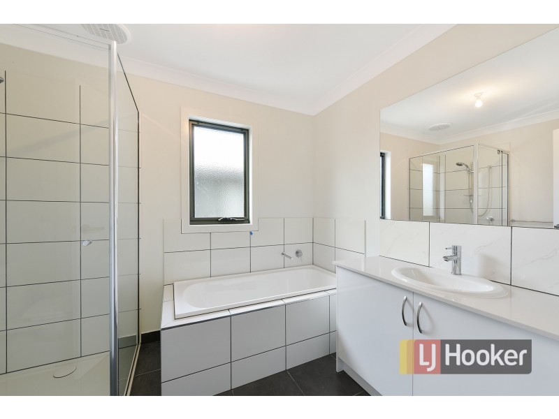 2/5 Henry Street, Pakenham VIC 3810