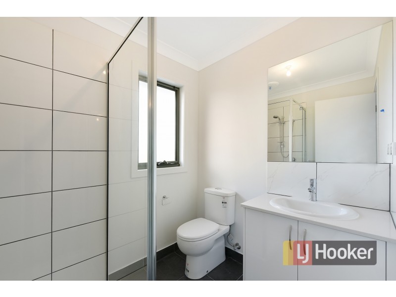 2/5 Henry Street, Pakenham VIC 3810
