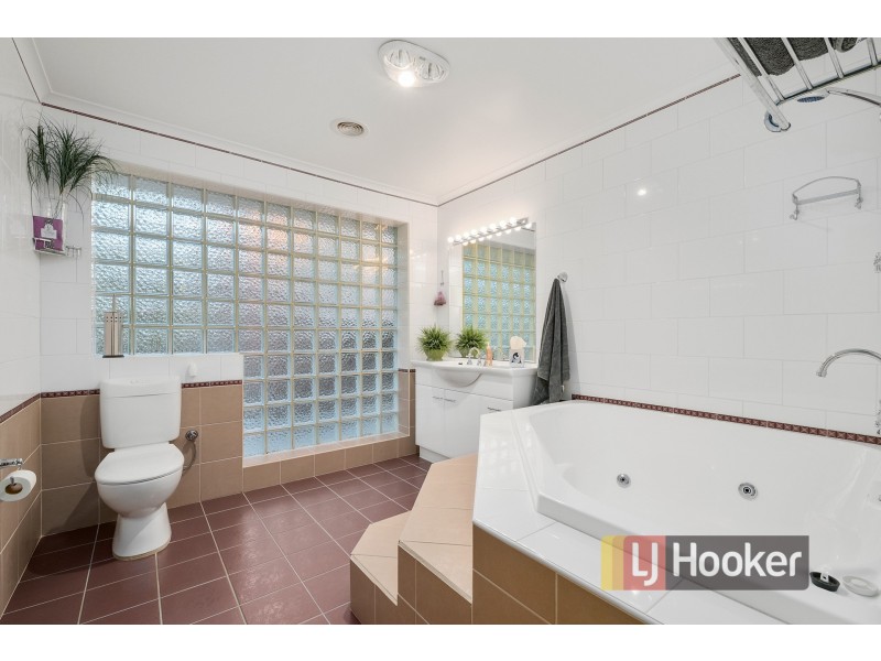 8 Dove Court, Pakenham VIC 3810