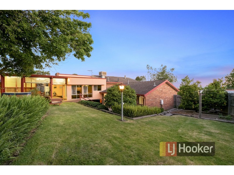 8 Dove Court, Pakenham VIC 3810