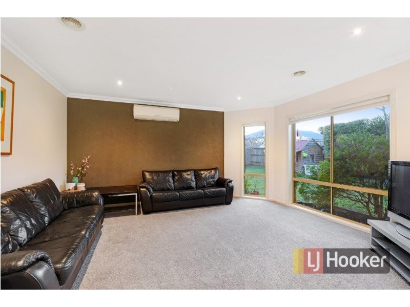 8 Tasman Way, Pakenham VIC 3810