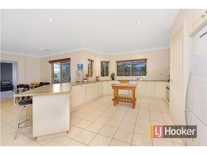 8 Tasman Way, Pakenham VIC 3810
