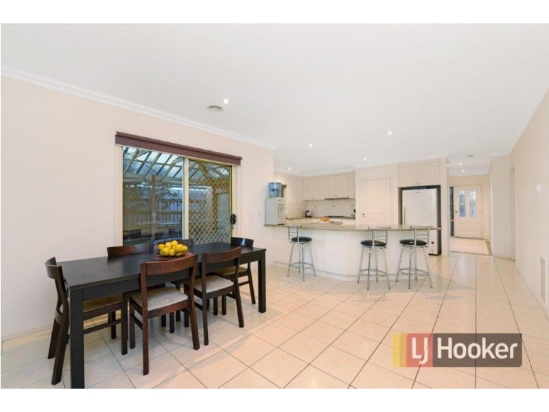 8 Tasman Way, Pakenham VIC 3810