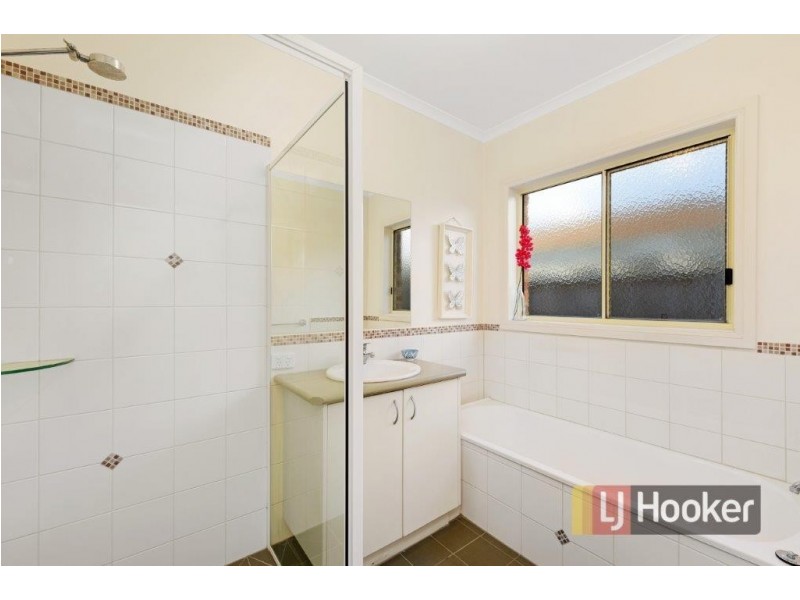 8 Tasman Way, Pakenham VIC 3810