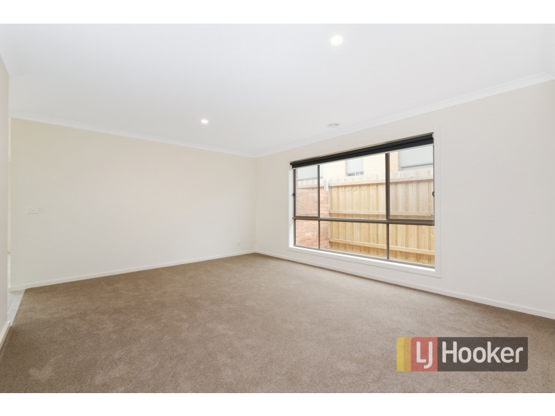 8 Emaleigh Close, Officer VIC 3809