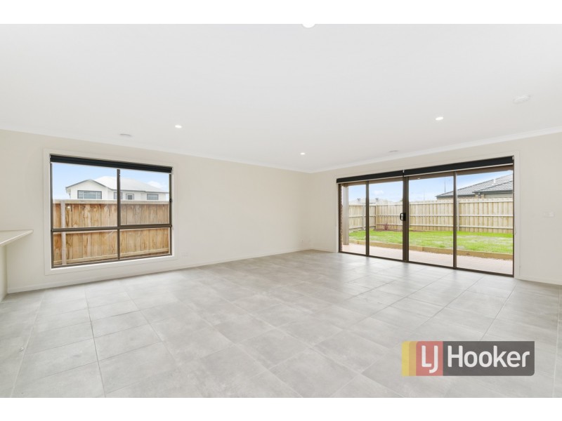 8 Emaleigh Close, Officer VIC 3809