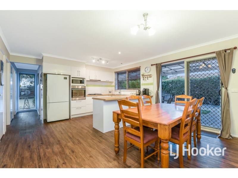 8 Daniel Court, Pakenham VIC 3810