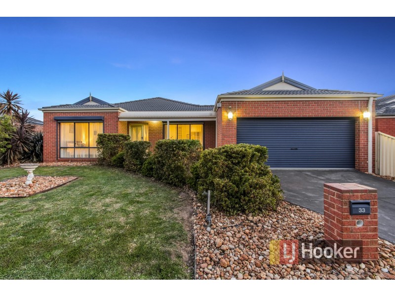 33 Bluehills Boulevard, Pakenham VIC 3810