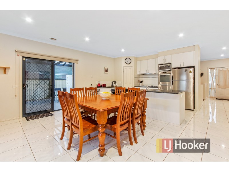 33 Bluehills Boulevard, Pakenham VIC 3810