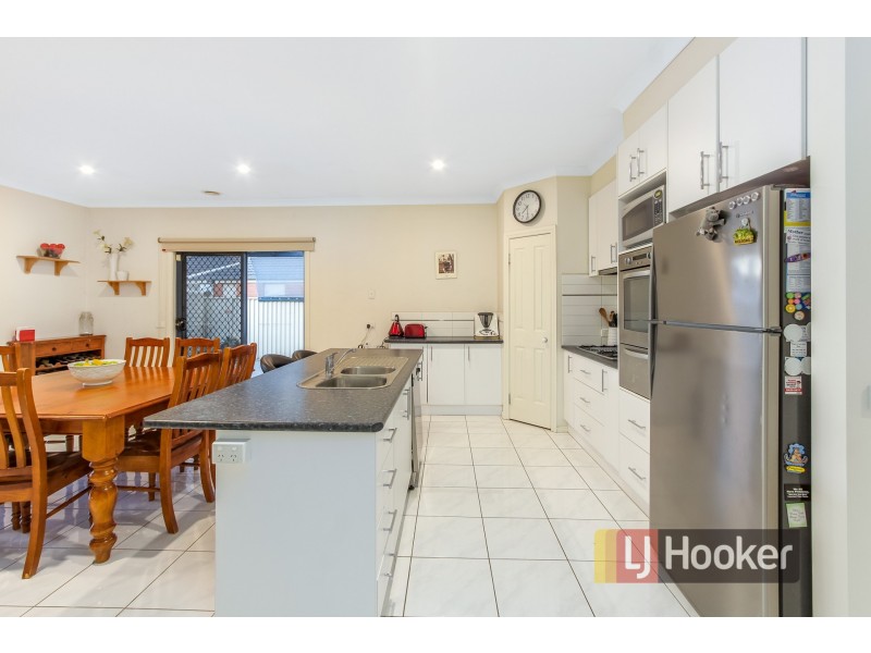 33 Bluehills Boulevard, Pakenham VIC 3810