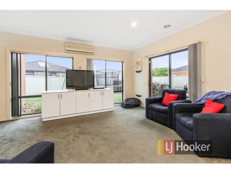 33 Bluehills Boulevard, Pakenham VIC 3810