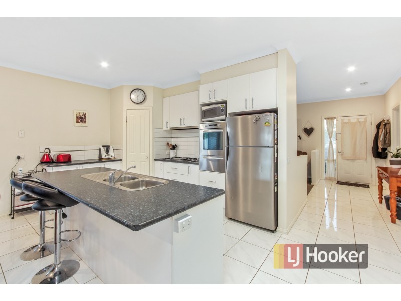 33 Bluehills Boulevard, Pakenham VIC 3810