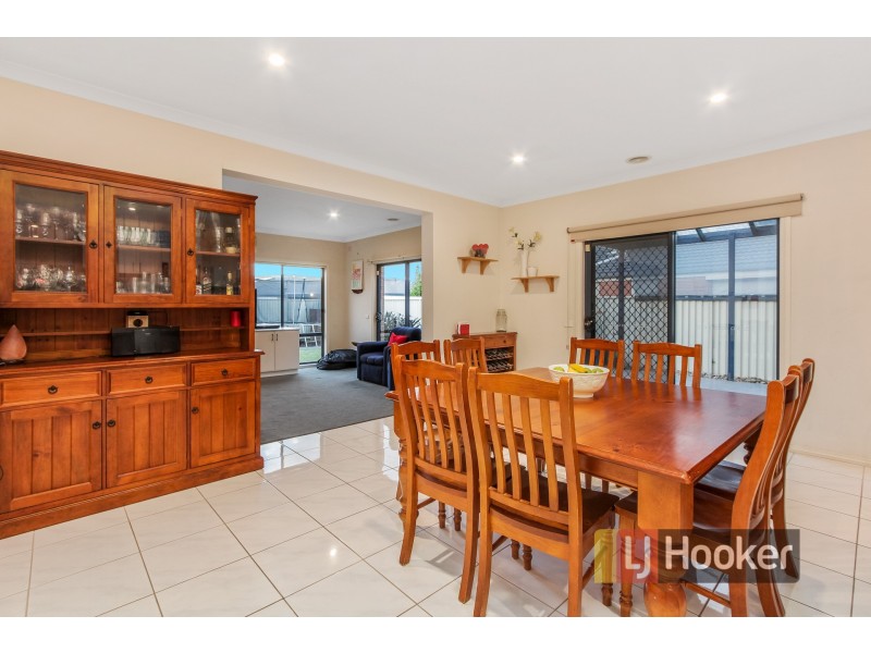 33 Bluehills Boulevard, Pakenham VIC 3810