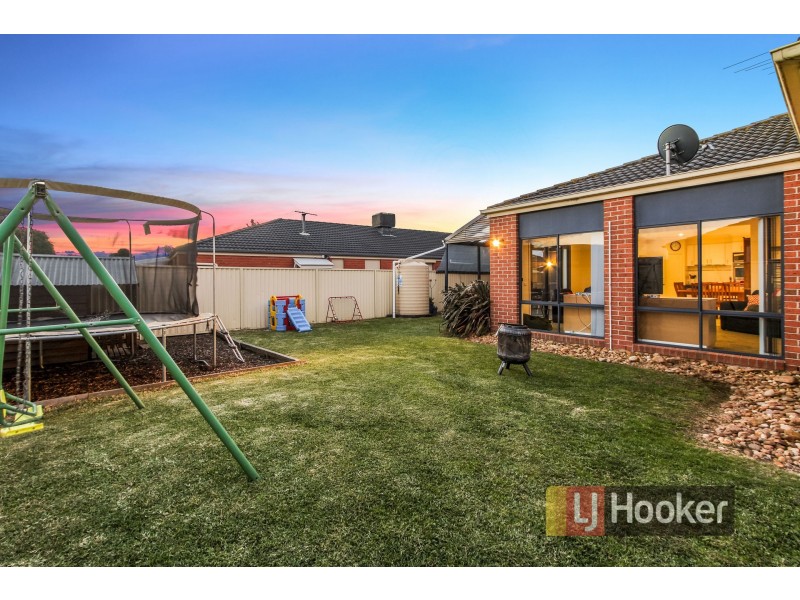 33 Bluehills Boulevard, Pakenham VIC 3810