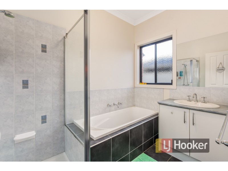 33 Bluehills Boulevard, Pakenham VIC 3810