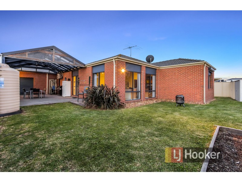 33 Bluehills Boulevard, Pakenham VIC 3810