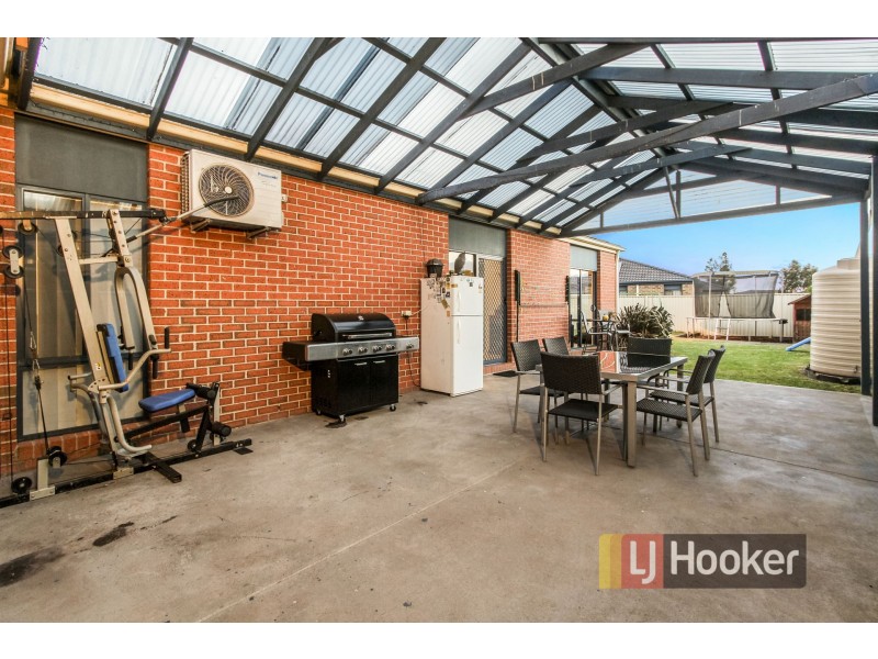 33 Bluehills Boulevard, Pakenham VIC 3810