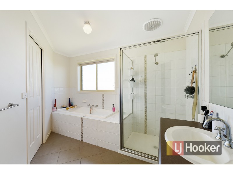 10 Belvedere Drive, Pakenham VIC 3810