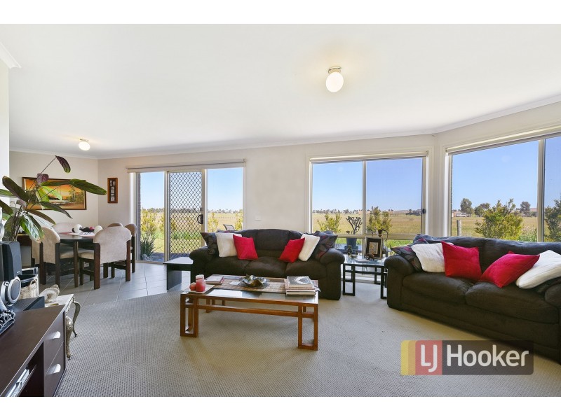 10 Belvedere Drive, Pakenham VIC 3810