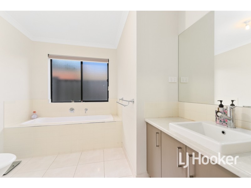 25 Botham Crescent, Pakenham VIC 3810