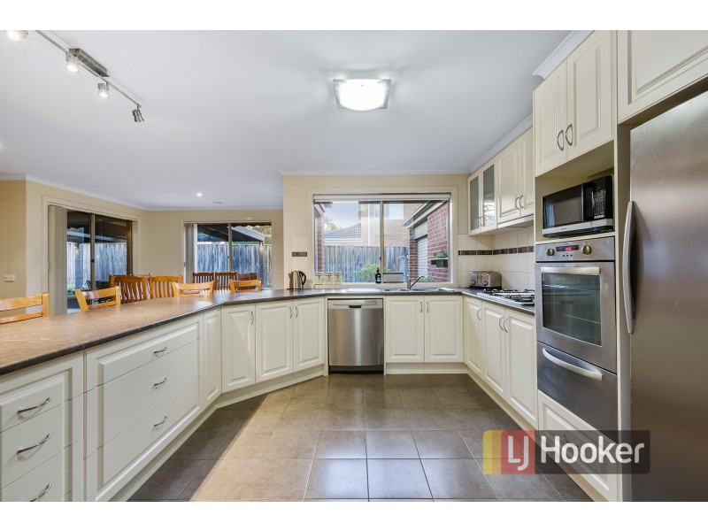 11 Lairds Rise, Garfield VIC 3814