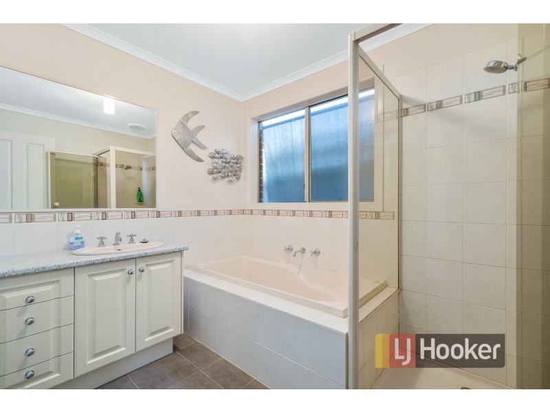 11 Lairds Rise, Garfield VIC 3814